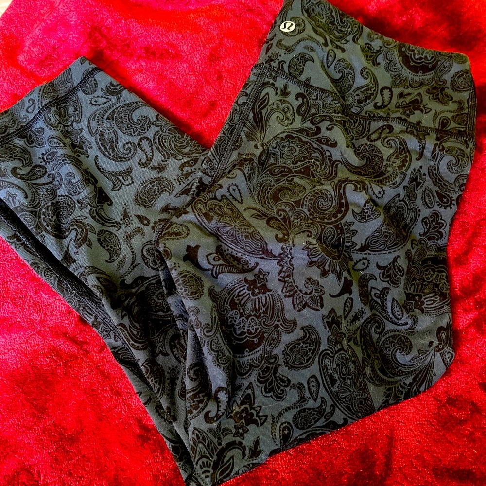 Lululemon crop leggings sz 6 blue & black paisley design with hidden pocket